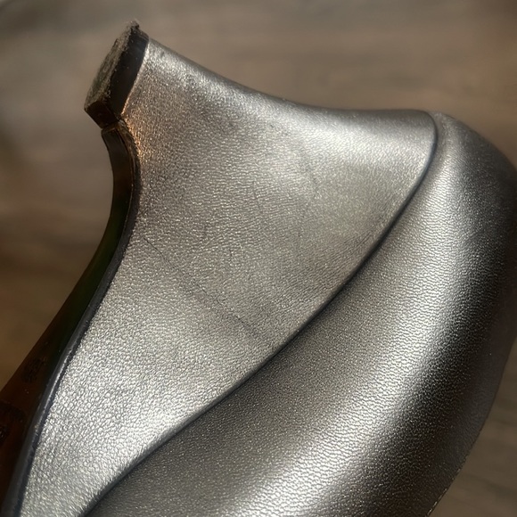 Bruno Magli Metallic Pewter Wedge Heel Sz 38 1/2 - Picture 15 of 16